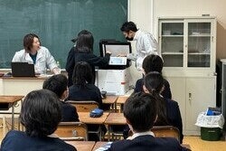 コピー機のしくみなどを学ぶ授業風景