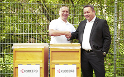 Representative of Beefuture (left) and GM of Kyocera Document Solutions Deutschland (right)