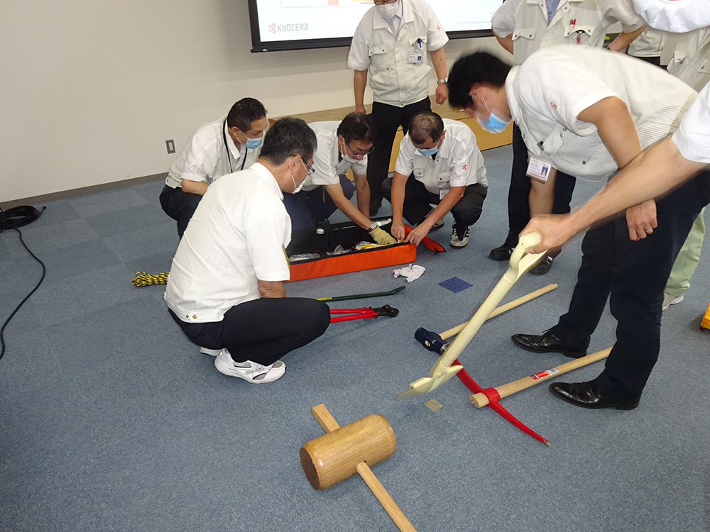 Rescue drill Simple stretcher Transporting casualties