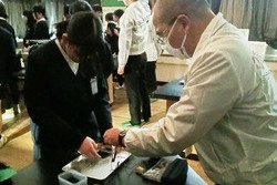 Children learning the mechanism of copying through an experiment
