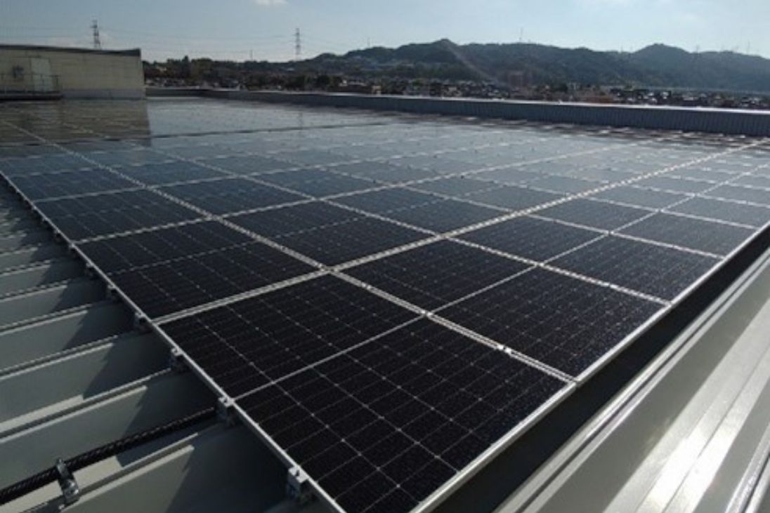 Reducing 860 tons of CO2 emissions per year. A solar power generation system is now fully activated at Hirakata and Tamaki Plants in Japan.